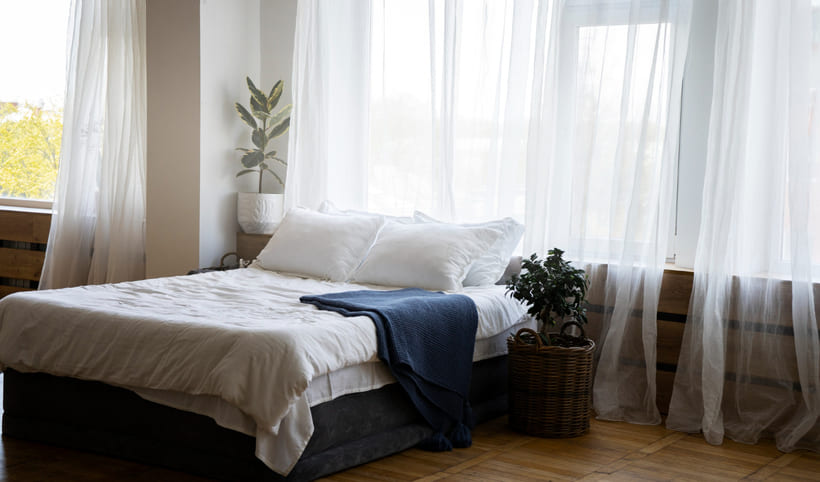 Интерьер спальни под аренду Кипр | Stylish rental bedroom curtains Cyprus
